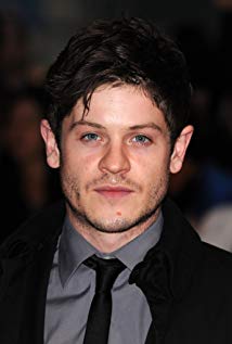 How tall is Iwan Rheon?